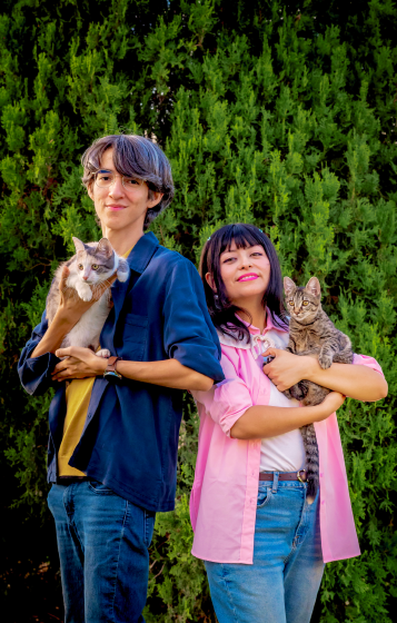 Milo y Carolina Gateales con gatos rescatados